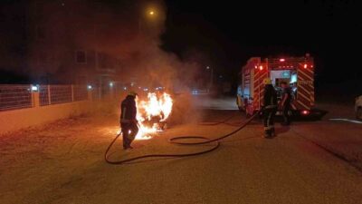 Manavgat ilçesinde bir otomobil seyir halindeyken aniden motor bölümünde çıkan