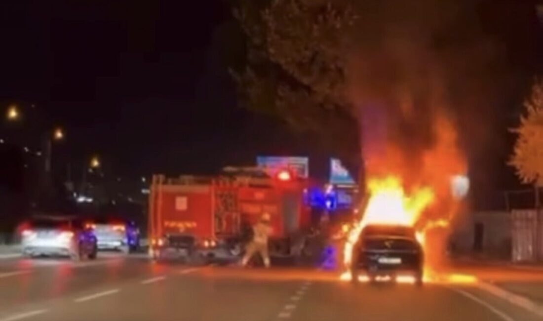 Bursa’nın Osmangazi ilçesinde, Sanayi Caddesi’nde seyir halindeki bir araç, aniden
