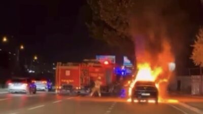 Bursa’nın Osmangazi ilçesinde, Sanayi Caddesi’nde seyir halindeki bir araç, aniden