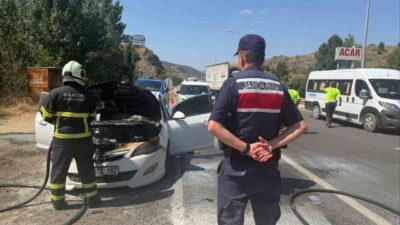 Bilecik’te seyir halindeki bir otomobil beklenmedik bir şekilde alev aldı.