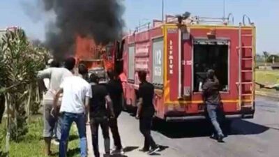 Hatay’ın Kırıkhan ilçesinde seyir halindeki bir pikap aniden alev aldı