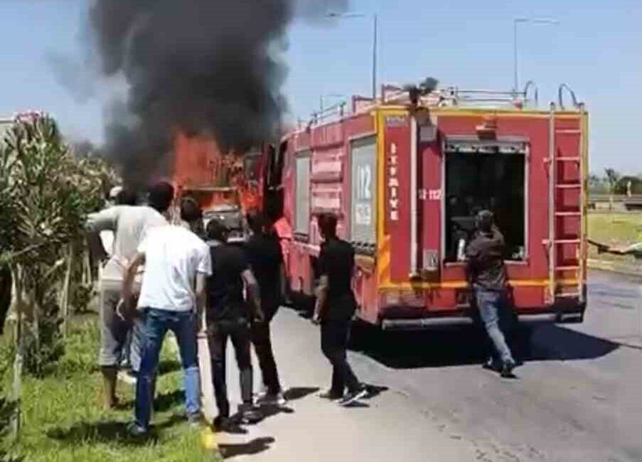 Hatay’ın Kırıkhan ilçesinde seyir halindeki bir pikap aniden alev aldı