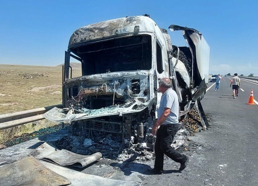 Ereğli ilçesinde seyir halindeki bir sebze yüklü tırın fren sisteminde
