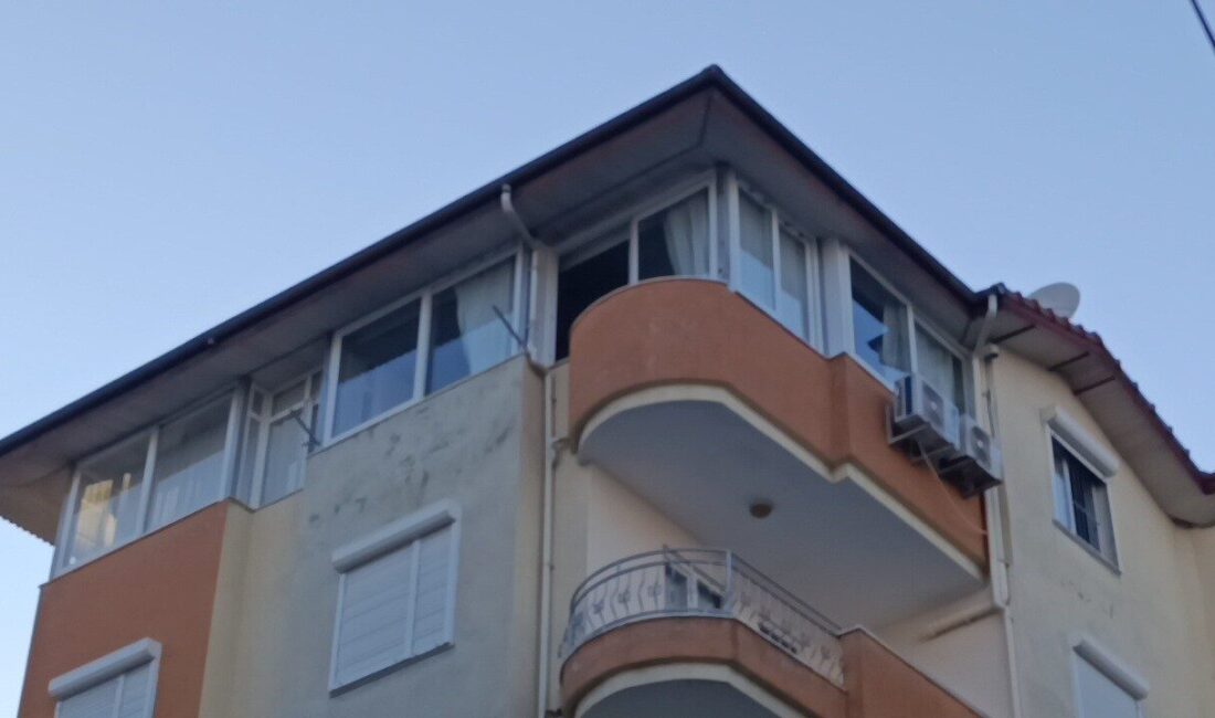 Manavgat ilçesindeki bir apartmanın 5. katında bulunan pencere, şiddetli fırtınada