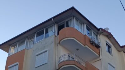 Manavgat ilçesindeki bir apartmanın 5. katında bulunan pencere, şiddetli fırtınada