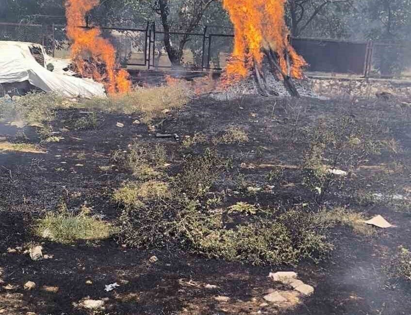 Siirt’in Kurtalan ilçesinde bir evin bahçesinde meydana gelen yangın, itfaiye