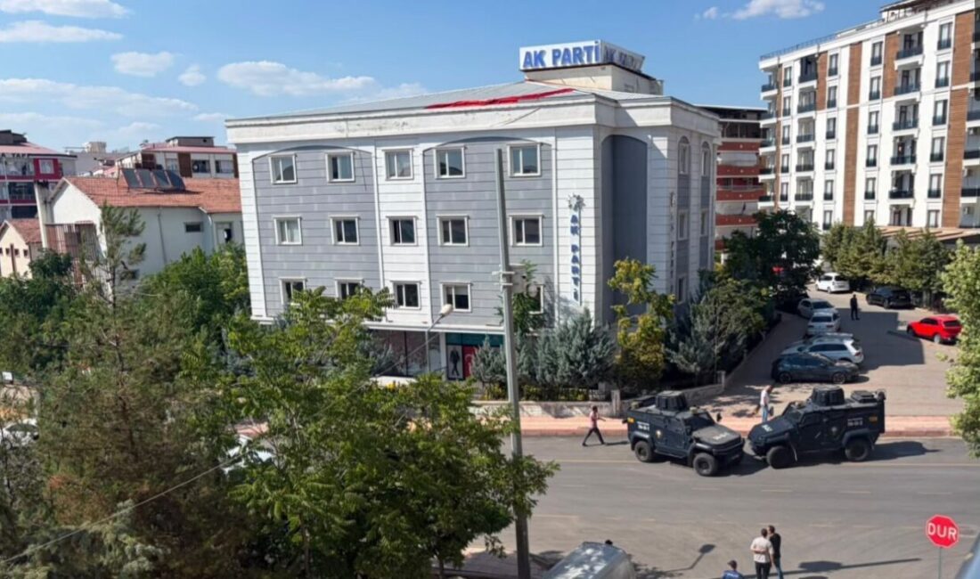 Siirt’te AK Parti İl Başkanlığı binasının yakınında bulunan şüpheli bir