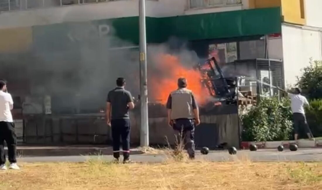 Siirt’te, Veysel Karani Mahallesi’nde bulunan kaldırımda atık malzemelerin neden olduğu
