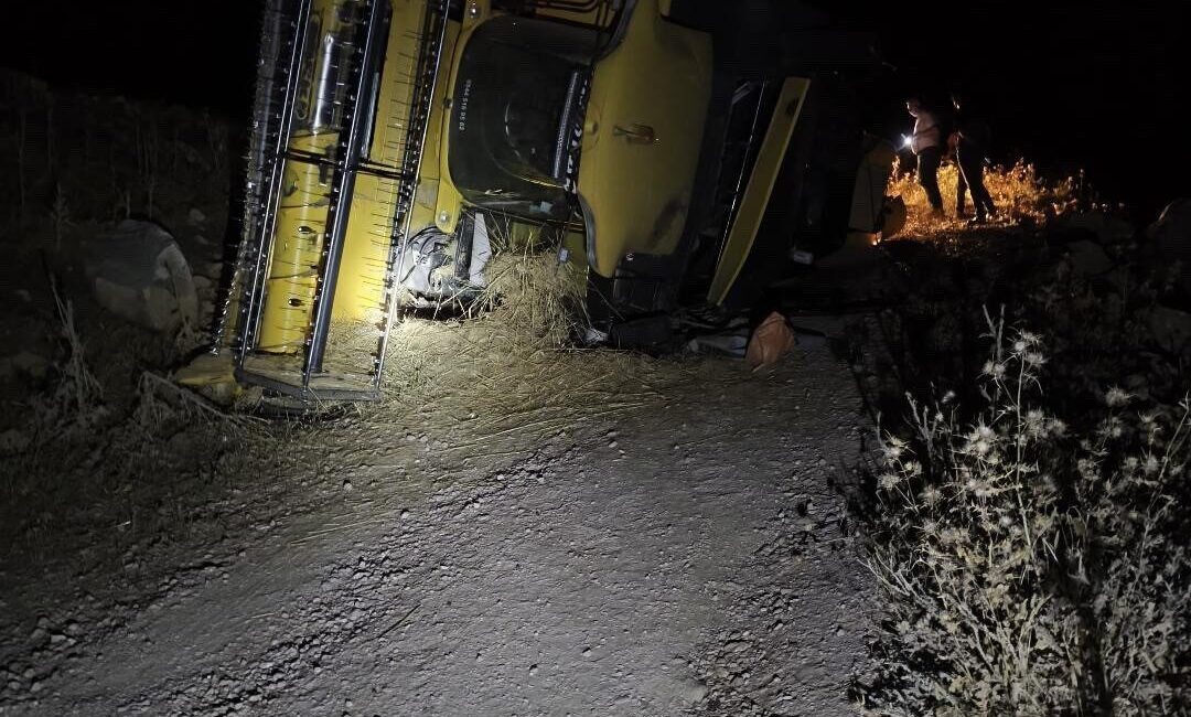 Siirt’in Kurtalan ilçesinde bir biçerdöverin devrilmesi sonucu sürücü yaralandı. Olay,