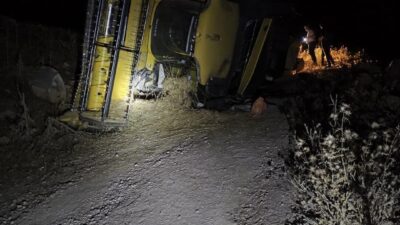 Siirt’in Kurtalan ilçesinde bir biçerdöverin devrilmesi sonucu sürücü yaralandı. Olay,