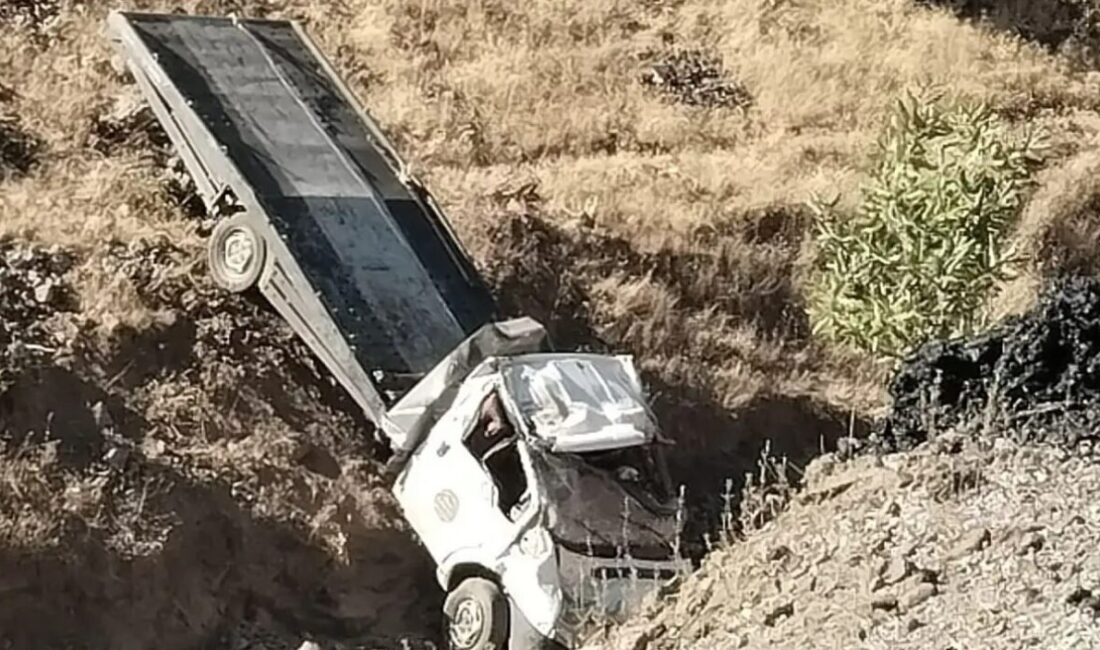 Siirt’in Şirvan ilçesinde yaşanan bir trafik kazasında çekici şarampole devrildi