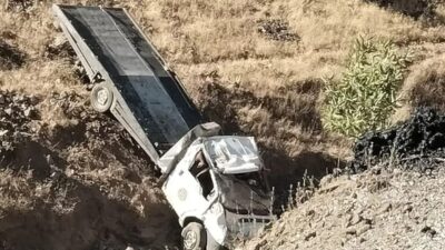 Siirt’in Şirvan ilçesinde yaşanan bir trafik kazasında çekici şarampole devrildi