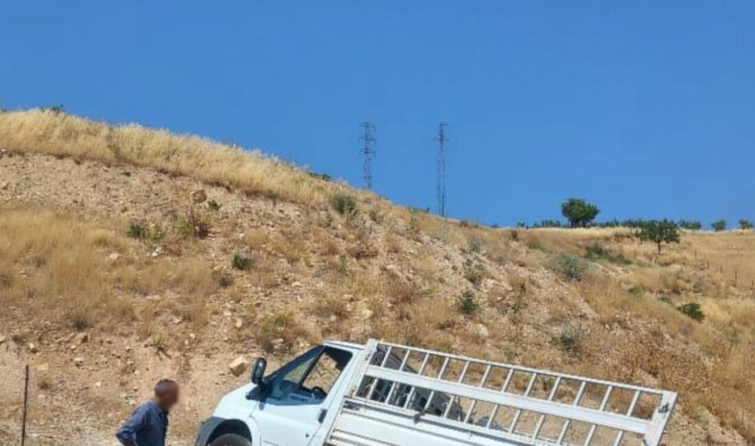 Siirt-Şirvan kara yolunda seyreden bir hafif ticari araç, sürücüsünün kontrolünü