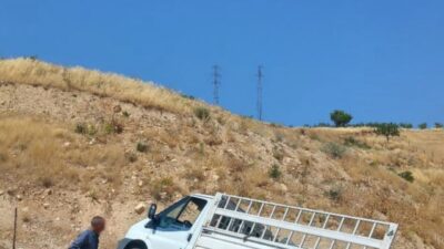Siirt-Şirvan kara yolunda seyreden bir hafif ticari araç, sürücüsünün kontrolünü
