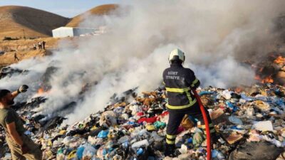 Siirt’te bulunan katı atık depolama sahasında meydana gelen yangın, ekiplerin