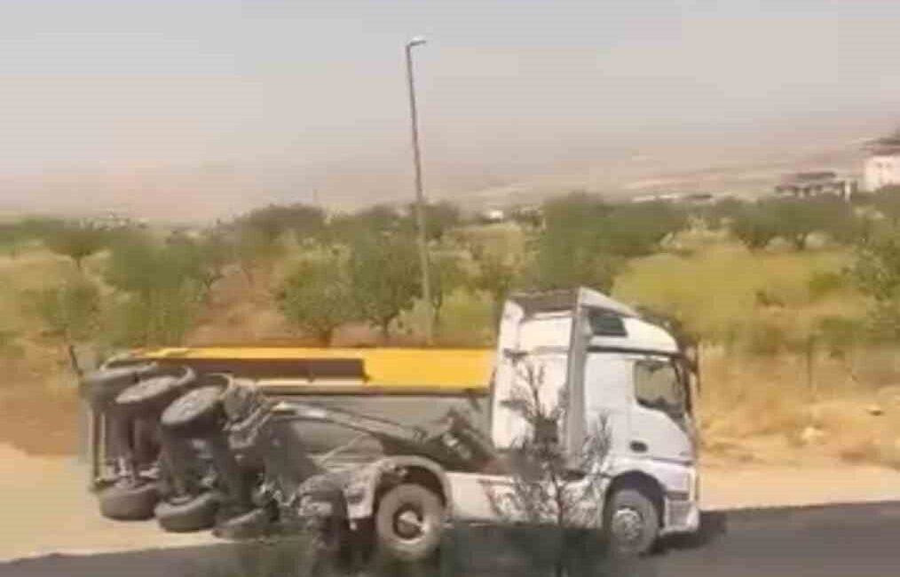 Siirt şehrinde, bir kamyon sürücüsünün kontrolünü kaybetmesi sonucu devrildi. Olay
