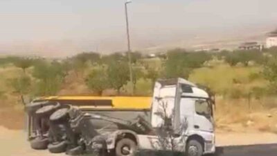 Siirt şehrinde, bir kamyon sürücüsünün kontrolünü kaybetmesi sonucu devrildi. Olay