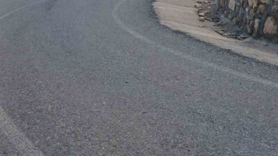 Siirt’in Kurtalan ilçesinde, kamyonetin üç kişiyi yaralayacak şekilde şarampole devrilmesi