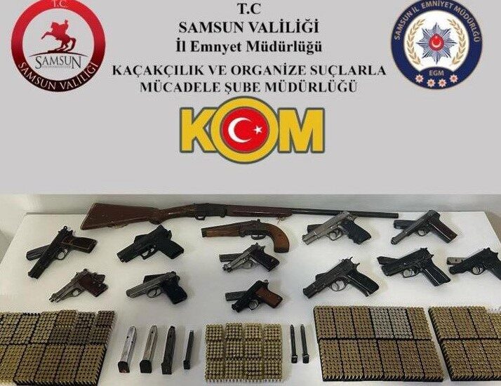 Samsun’un Vezirköprü ilçesinde, silah ticareti yapmak, ruhsatsız silah bulundurmak ve