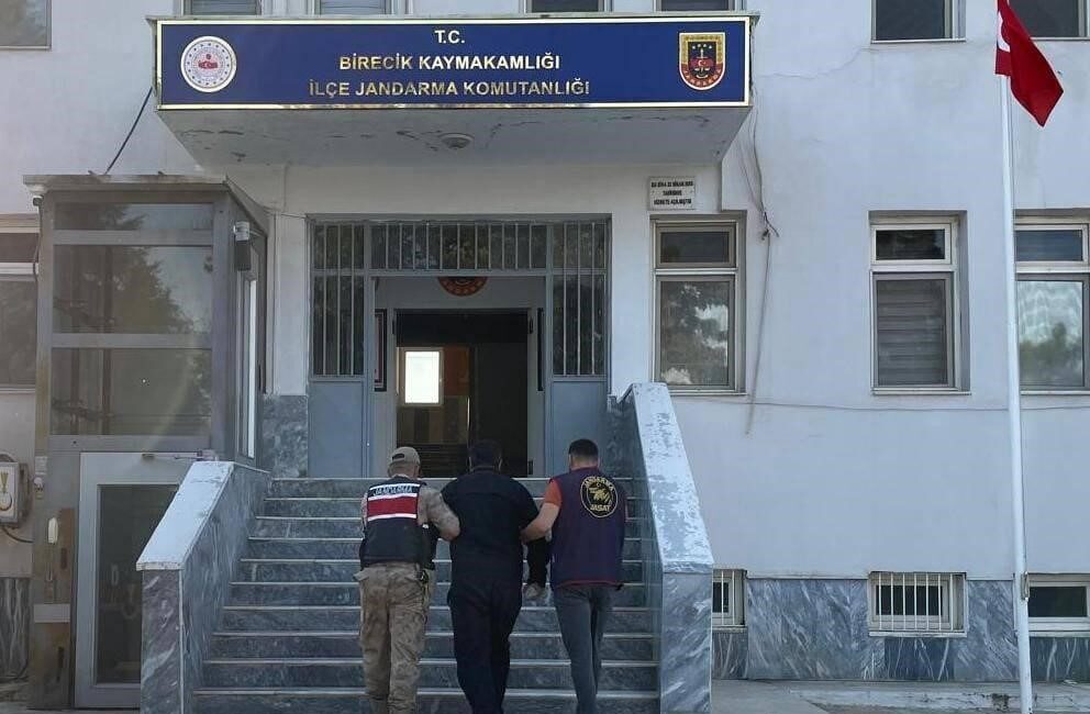 Jandarma ekipleri, Şanlıurfa’da silahlı soygun suçundan aranan ve hakkında 12