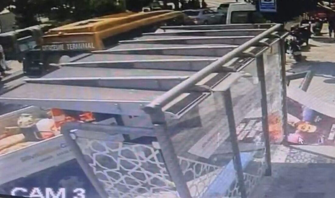 Silivri’de bir belediye kamyonetinin park halindeyken freni boşalması sonucu minibüs