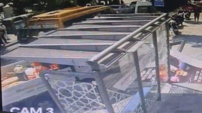 Silivri’de bir belediye kamyonetinin park halindeyken freni boşalması sonucu minibüs