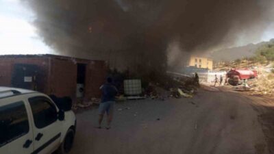 Balıkesir’in Sındırgı ilçesinde işçilerin kaldığı konteyner alanında meydana gelen yangında,