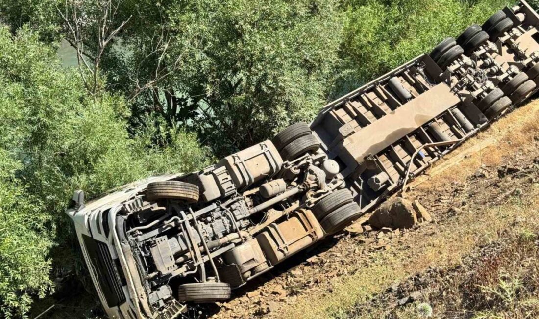 Şırnak’ta bir tır, sürücüsünün direksiyon kontrolünü yitirmesi sonucu uçuruma yuvarlandı