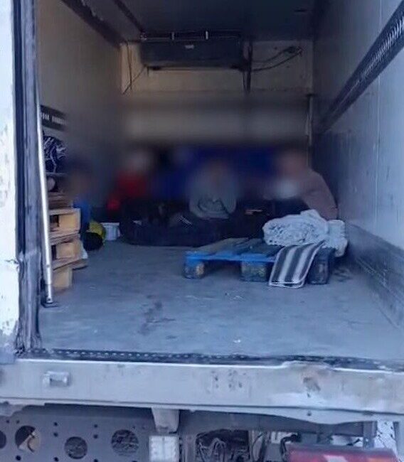 Sivas’ın Koyulhisar ilçesinde yapılan operasyonda, durdurulan bir araçta bulunan 10