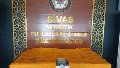 Sivas’ta gerçekleştirilen narkotik operasyonlarında polis ekipleri tarafından gözaltına alınan 3