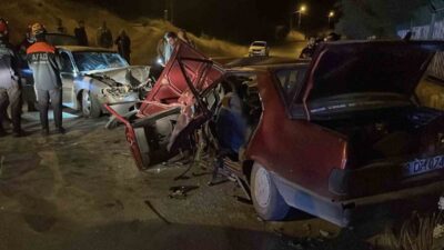 Sivas’ta, gece saatlerinde Çayboyu Mahallesi’nde meydana gelen trafik kazasında, 15