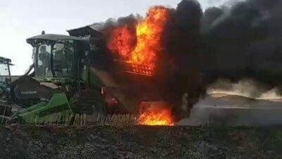 Sivas’ın Akıncılar ilçesinde bir biçerdöverin hasat sırasında alev alması sonucunda,