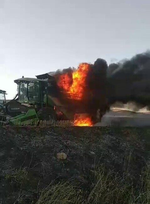 Sivas’ın Akıncılar ilçesinde bir biçerdöverin hasat sırasında alev alması sonucunda,