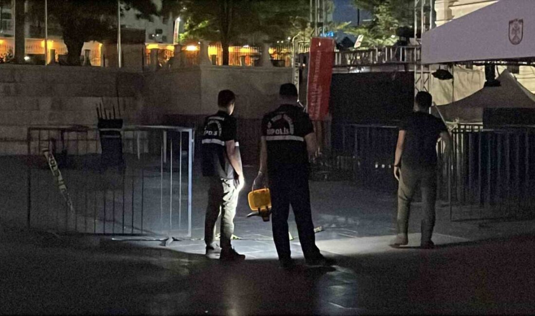 Sivas’ta bulunan Kongre Müzesi’nin bahçesine terk edilmiş bir bebek çantası,
