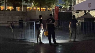 Sivas’ta bulunan Kongre Müzesi’nin bahçesine terk edilmiş bir bebek çantası,