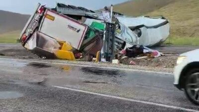 Sivas’ın Gürün ilçesinde meydana gelen trafik kazasında, yağmur nedeniyle kayganlaşan