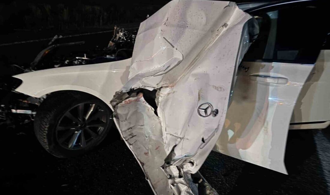 Sivas’ın Altınyayla ilçesinde, bir traktörün römorkuna çarpan Mercedes marka bir