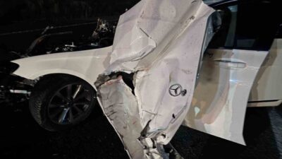Sivas’ın Altınyayla ilçesinde, bir traktörün römorkuna çarpan Mercedes marka bir