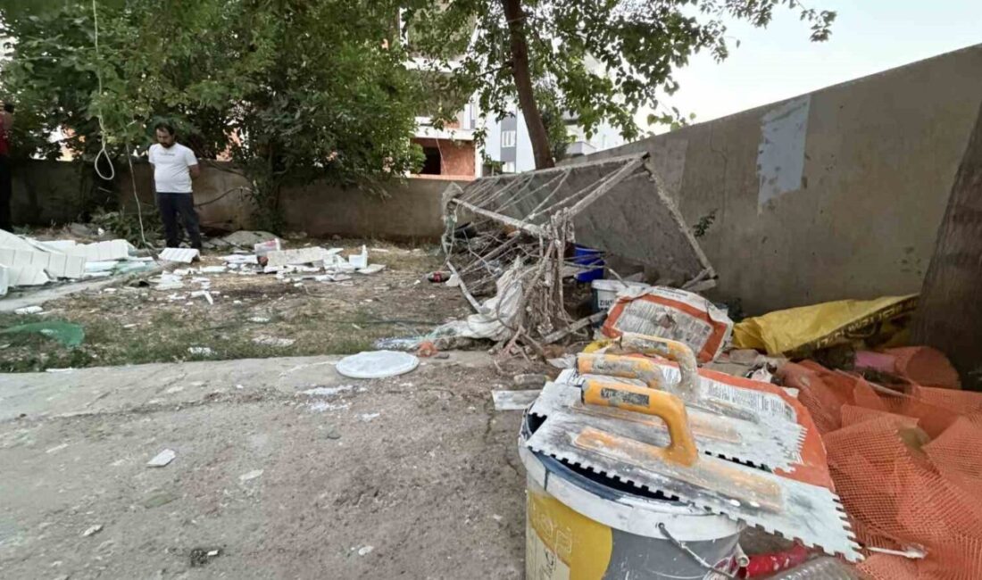 Şanlıurfa’nın Siverek ilçesinde bir inşaatın dış cephesinde boya yaparken asansörün