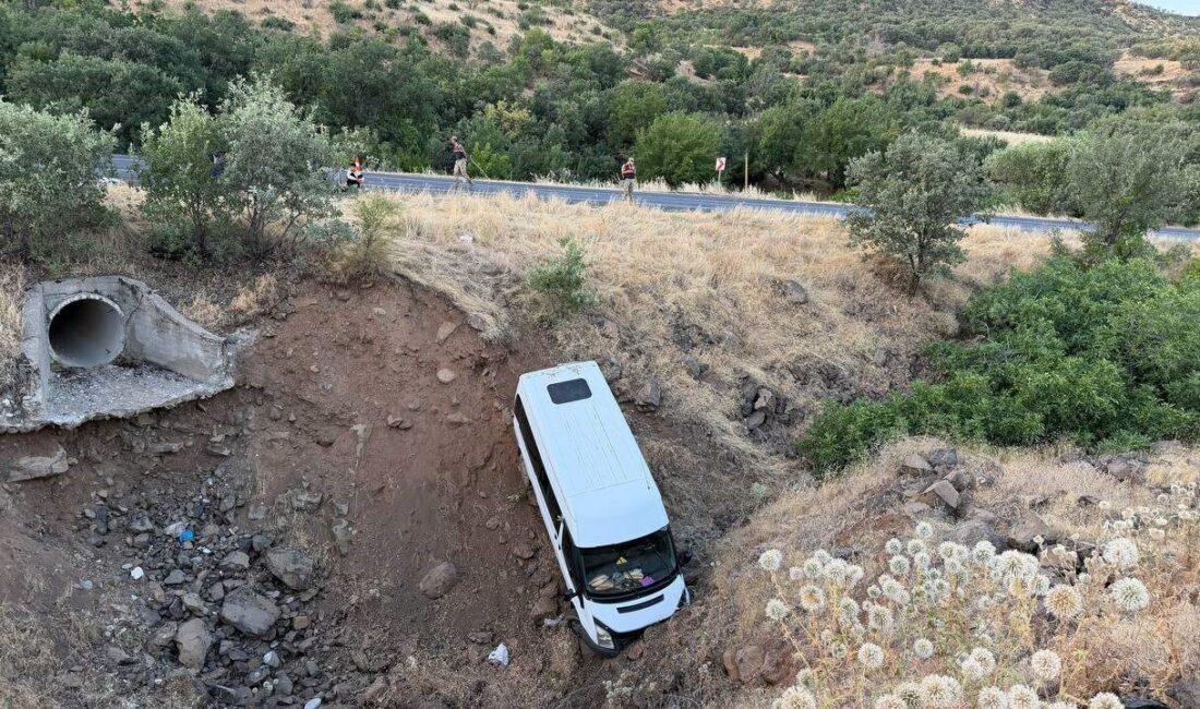 Siverek ilçesinde bir tarım işçilerini taşıyan minibüsün şarampole devrilmesi sonucu