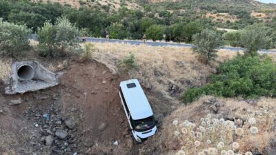 Siverek ilçesinde bir tarım işçilerini taşıyan minibüsün şarampole devrilmesi sonucu