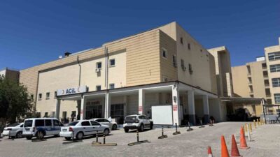 Siverek ilçesinde meydana gelen trafik kazasında otomobilin traktöre çarpması sonucu