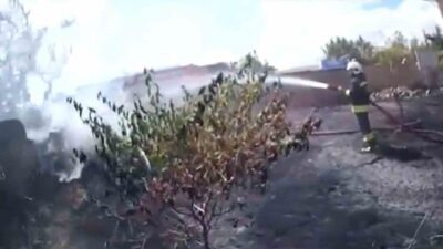 Sivrihisar ilçesindeki bir bahçede çıkan ot yangını, rüzgarın etkisiyle yanındaki
