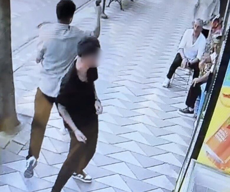 Eskişehir’de yaşanan bir kavgada bir kişiyi silahla kovalayıp dükkanın önünde