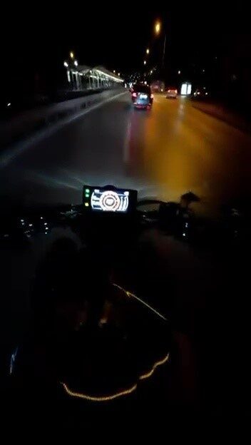 Bursa’da, bir motosiklet sürücüsünün sollama yapmaya çalıştığı esnada arkadan gelen