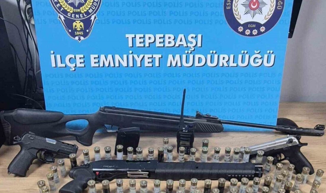 Eskişehir’de polis ekipleri, sosyal medya hesaplarında silah fotoğrafları paylaşan 2