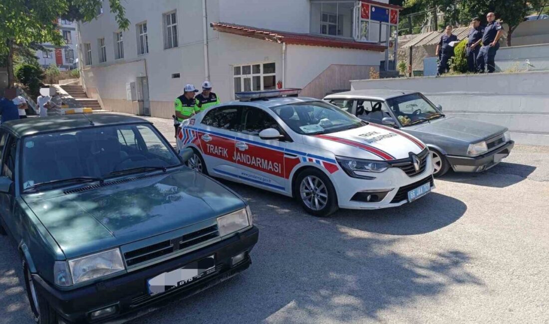 Yozgat’ta, Divanlı Yüksek Hızlı Tren istasyonu yakınlarında drift yapan iki