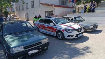 Yozgat’ta, Divanlı Yüksek Hızlı Tren istasyonu yakınlarında drift yapan iki