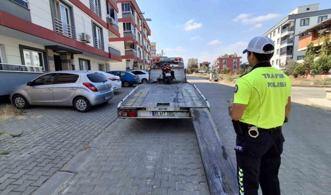 Turgutlu’da bir sürücü, motosikletle tehlikeli akrobatik hareketler yaparak trafik güvenliğini