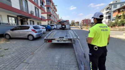 Turgutlu’da bir sürücü, motosikletle tehlikeli akrobatik hareketler yaparak trafik güvenliğini